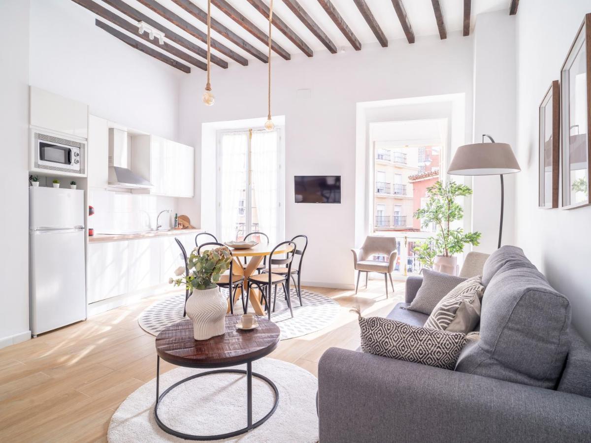 Sanders Lavender - Delightful Two-Bedroom Apartment Downtown Малага Екстер'єр фото